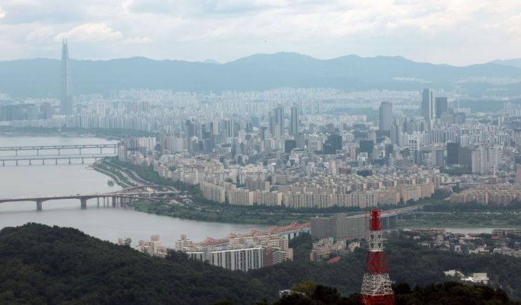 남산 N서울타워에서 바라본 서울 시내 아파트 단지 모습. 연합뉴스