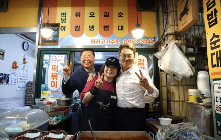 김동연 경기도지사(오른쪽)가 김경일 파주시장고 함께 3일 추석 연휴 첫날 파주 문산자유시장을 방문해 가념촬영을 하고 있다. 경기도 제공