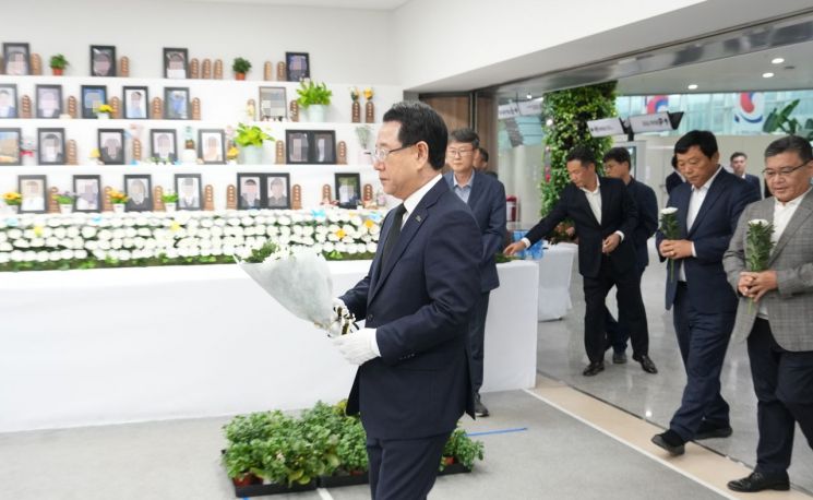 추석 명절을 앞둔 3일 김영록 전라남도지사가 제주항공 여객기 사고 희생자 무안공항 합동분향소를 찾아 희생자들의 넋을 기리고 있다. 전남도제공