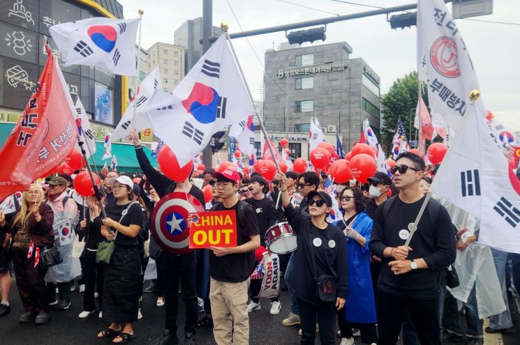 자유대학과 부정선거방지대 등 단체 회원들이 3일 서울 지하철 1·4호선 동대문역을 출발해 종로구 광화문 방면으로 행진하고 있다. 연합뉴스