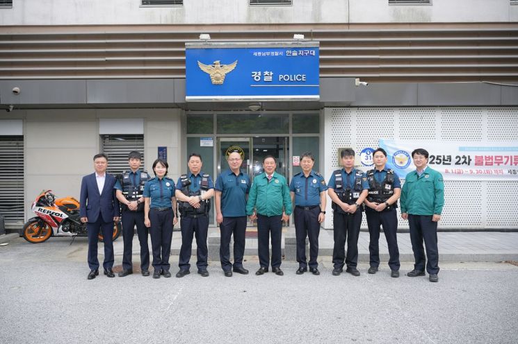 최민호 세종시장이 명절을 앞두고 세종경찰청 남부경찰서 소속 한솔지구대를 방문해 사진을 찍고 있다. /사진= 안전정책과 제공