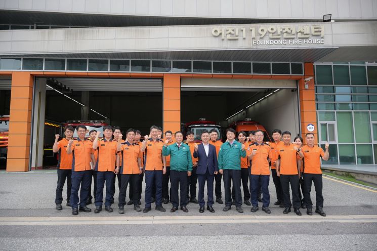 최민호 세종시장이 명절을 앞두고 세종소방본부 남부소방서를 방문해 사진을 찍고 있다. /사진= 안전정책과 제공
