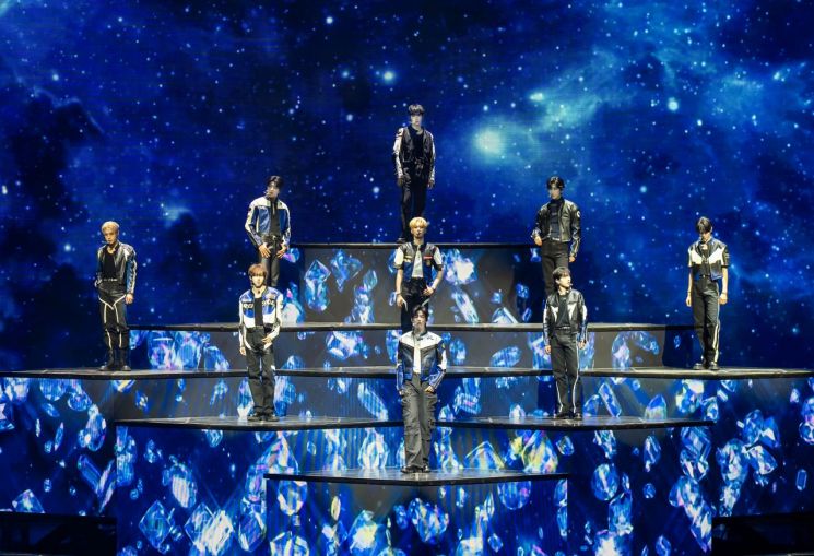 ZeroBaseOne is singing at the World Tour Seoul concert held at KSPO Dome on the 3rd. WakeOne