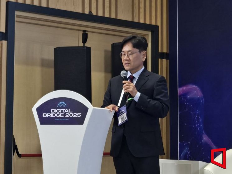 이대희 한국벤처투자 대표가 3일(현지시간) 카자흐스탄 아스타나에서 열린 '디지털 브리지 포럼 2025'에서 '한국 AI & 딥테크 혁신(Korea AI & Deep Tech Innovation)'를 주제로 한-카자흐스탄 벤처 협력의 미래에 대해 발표하고 있다. 노경조 기자
