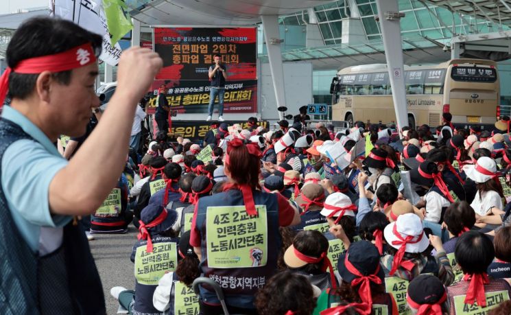 2일 인천국제공항 제1여객터미널에서 열린 민주노총 공공운수노조 인천공항지역지부 전면파업 2일차 총파업 결의대회에서 참석자들이 구호를 외치고 있다. 연합뉴스