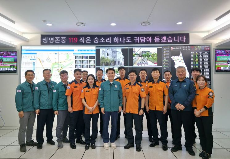 김진태 강원특별자치도지사는 4일  도 소방본부 119종합상황실을 방문해 근무 중인 소방대원들을 격려한 후 기념촬영을 하고 있다. 강원특별자치도 제공