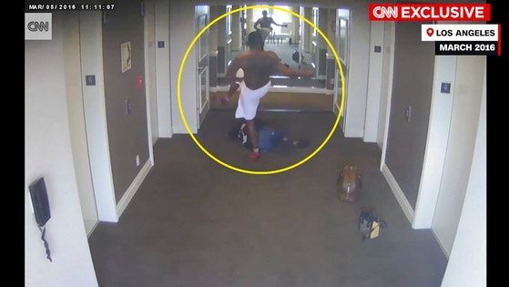 미국 CNN 방송이 공개한 힙합 거물 숀 디디 콤스의 여자친구 폭행 영상. AP 연합뉴스
