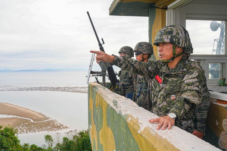주일석 해병대사령관이 4일 서해 NLL 최전방 우도경비대 초소에서 전방지역을 확인하고 있다. 2025.10.4 연합뉴스