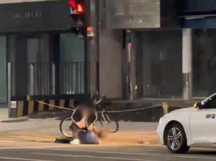 한 남성이 택시기사를 폭행하는 모습. 엑스(X·옛 트위터)