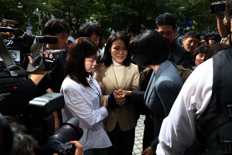 이진숙 전 방송통신위원장이 4일 오후 체포적부심사를 받기 위해 서울남부지법으로 출석하며 국민의힘 배현진 의원과 손을 잡고 있다. 연합뉴스