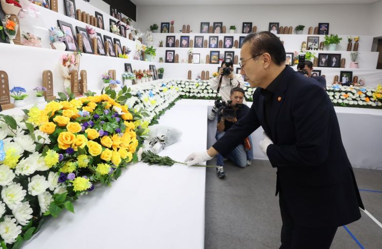 추석 연휴 이틀째인 4일 전남 무안군 무안국제공항에서 김윤덕 국토교통부 장관이 12·29 제주항공 참사 피해자 분향소에 헌화하고 있다. 연합뉴스