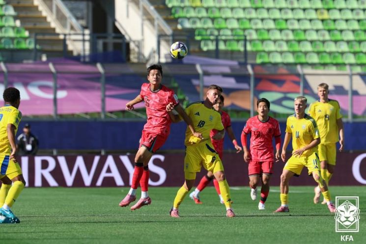 김현오가 지난달 28일 칠레 발파라이소의 에스타디오 엘리아스 피게로아 브란데르에서 열린 20세 이하(U-20) 월드컵 첫 경기 우크라이나와 대회 조별리그 B조 1차전에서 볼 경합을 펼치고 있다. 대한축구협회 제공