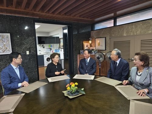 김대중재단은 권노갑(왼쪽 네 번째) 이사장이 지난 3일 경남 김해 봉하마을을 찾아 노무현 전 대통령 묘소를 참배하고, 권양숙(왼쪽 두 번째) 여사, 김경수(왼쪽 첫 번째) 전 경남지사 등과 차를 마시며 담소했다고 5일 밝혔다. 김대중재단.