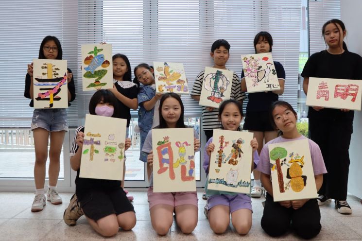 학교 연계 예술체험에 참여한 초등학생들이 직접 만든 작품을 들어 보이고 있다. 광주시교육청 제공
