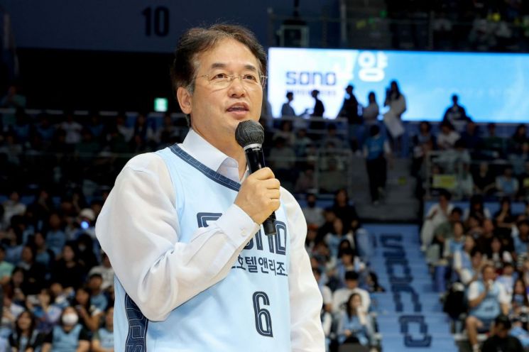 이동환 고양특례시장이 5일 고양 소노 아레나에서 열린 2025-2026시즌 LG전자 프로농구 정규리그 고양 소노 스카이거너스 홈 개막전에서 인사말을 하고 있다. 고양특례시 제공
