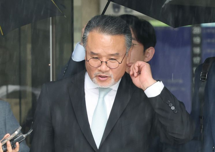 주가조작 의혹으로 김건희 여사 관련 의혹을 수사하는 민중기 특별검사팀의 조사를 받은 이일준 삼부토건 회장이 17일 서울중앙지법에서 구속 전 피의자 심문(영장실질심사)을 마친 뒤 법정을 떠나고 있다. 연합뉴스.