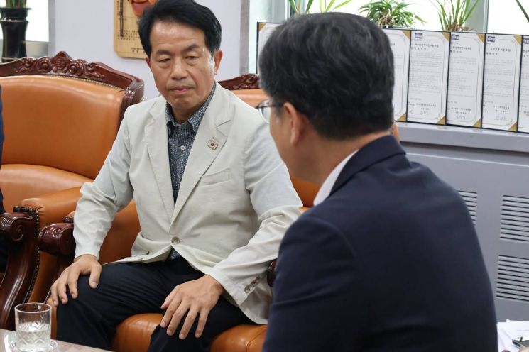 진보당 윤종오 원내대표가 7월 서울 여의도 국회에서 노조법 2·3조 개정과 관련해 안호영 환경노동위원장과 면담하고 있다. 연합뉴스, 진보당 제공