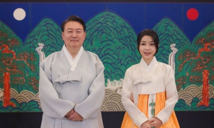 윤석열 전 대통령과 김건희 여사가 2023년 9월28일 영상 메시지를 통해 한복 차림으로 추석 대국민 영상 메시지에서 명절 인사를 하는 모습. 당시 대통령실