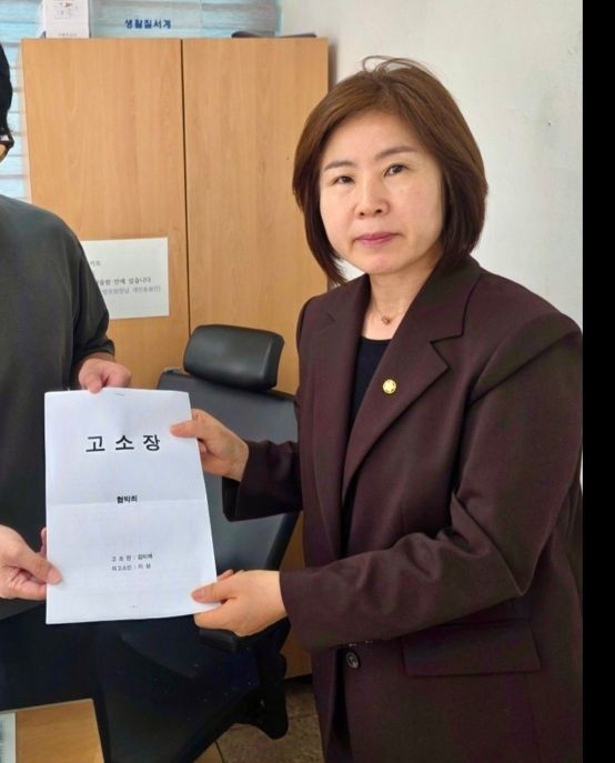 김미애 국민의힘 의원이 지난 5일 부산 해운대경찰서에 살해협박죄로 형사 고소장을 접수하고 있다. 김미애 페이스북