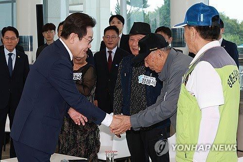 이재명 대통령이 추석 연휴 첫날인 3일 인천 강화군 강화평화전망대에서 진행된 실향민들과의 대화에서 참석자와 인사하고 있다. 연합뉴스
