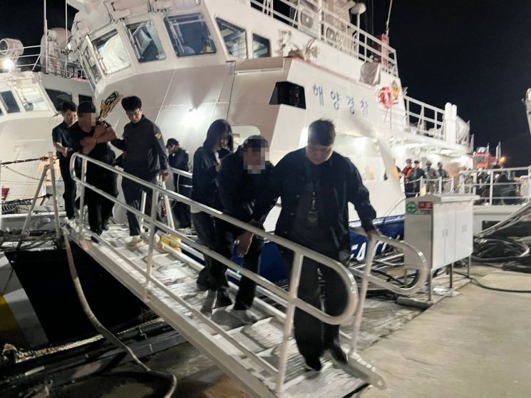 6일 오전 레저보트를 타고 충남 태안 해역을 통해 밀입국하려면 중국 국적 8명이 검거돼 경찰 조사를 받고 있다. 태안해양경찰서 연합뉴스