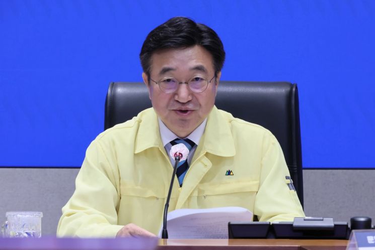 윤호중 행정안전부 장관이 지난 3일 서울 종로구 정부서울청사에서 국가정보자원관리원 행정정보 시스템 화재 관련 중앙재난안전대책본부 9차 회의를 주재하고 있다. 장애 발생 11일째인 6일 오후 6시 기준 행정정보시스템 647개 중 157개가 복구됐다. 연합뉴스