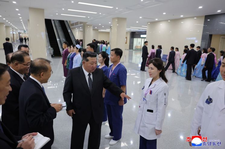 김정은 북한 국무위원장이 평양종합병원 의료진들의 근무복을 지적하고 있다. 조선중앙통신 연합뉴스