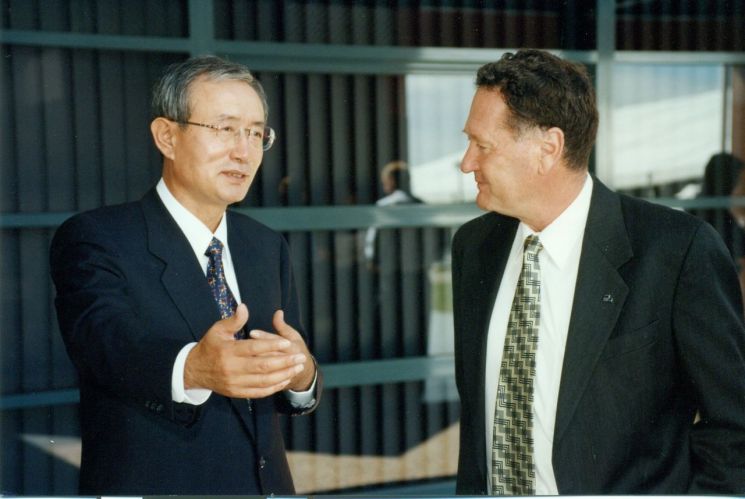 고 최창걸 고려아연 명예회장 모습(왼쪽). 고려아연 제공