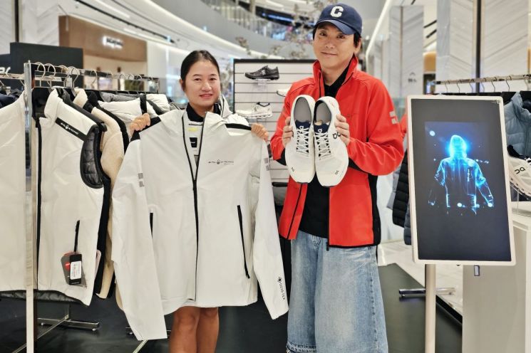 신세계 센텀시티가 해양 아웃도어 브랜드 '세일레이싱' 팝업 매장을 운영하고 있다.
