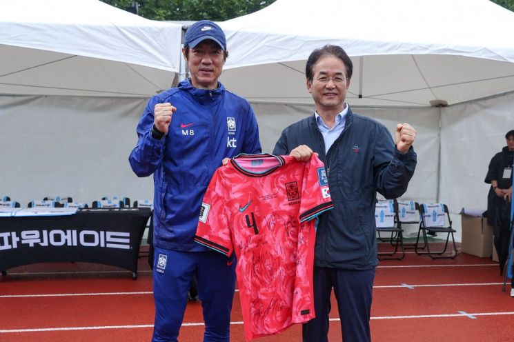 이동환 고양특례시장(오른쪽)과 홍명보 축구 국가대표팀 감독이 지난 7일국가대표팀 선수들의 친필 사인 유니폼을 들고 기념촬영을 하고 있다. 고양특례시 제공