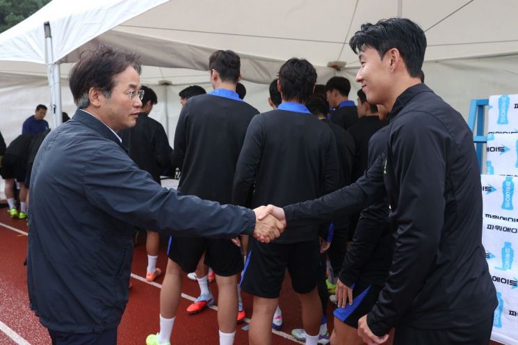 훈련에 들어가기 전 손흥민 선수와 악수하고 있는 이동환 고양특례시장. 고양특례시 제공