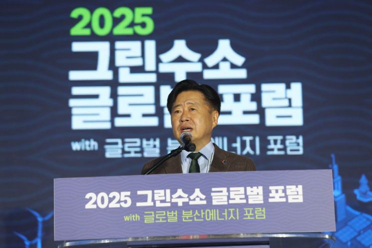 ) 오영훈 제주지사가 25일 제주 서귀포시 제주국제컨벤션센터(ICC)에서 열린 '2025 그린수소 글로벌 포럼' 개막식에서 인사말을 하고 있다. 연합뉴스