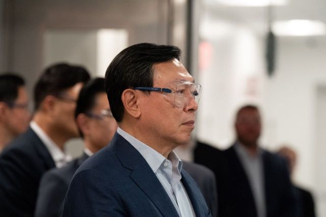 신동빈 롯데그룹 회장이 지난 5일 미국 뉴욕주에 위치한 롯데바이오로직스 시러큐스 바이오 캠퍼스를 찾아 지난 3월 준공 후 본격 가동에 들어간 ADC 생산시설을 시찰하고 있다. 롯데지주 제공