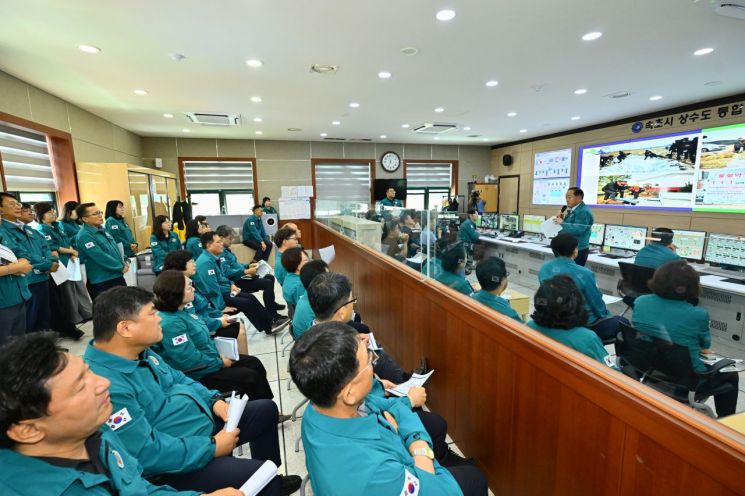 이병선 속초시장이 지난 9월 시민안심 갈수기 대비 급수시설 점검회의를 진행하고  있는 모습. 속초시 제공