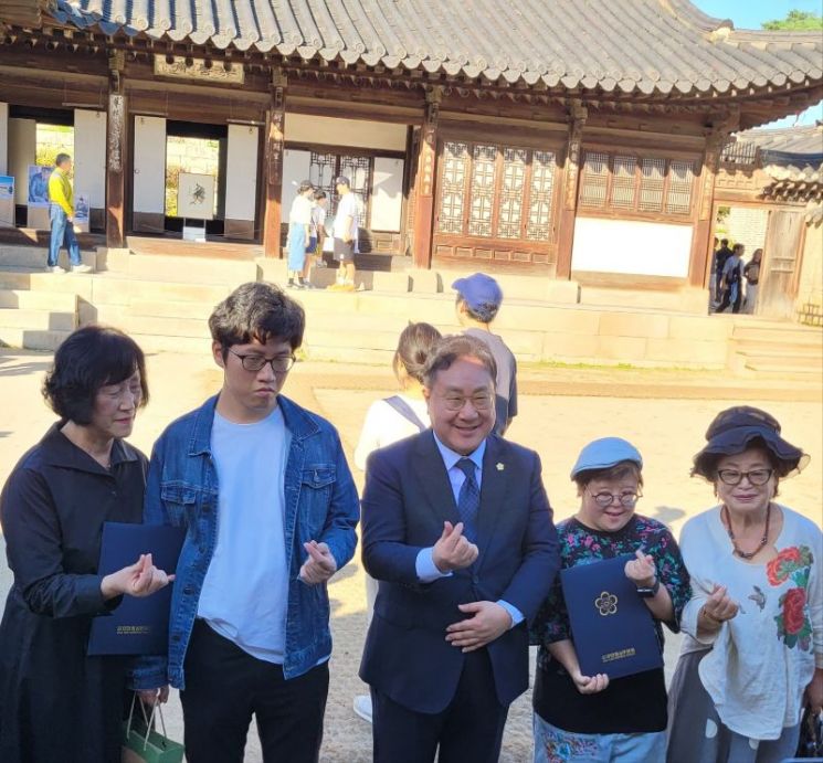 행사 첫날인 8일에는 평생 돌봄과 사랑을 실천한 의민황태자비가 기거했던 낙선재에서 이원 대한황실문화원 총재(가운데)가 발달장애인 아티스트와 다문화가정 학생들에게 공로상과 명예수료증을 주며 의미를 더했다. 사진은 시상식을 마친 뒤 수상자들과 기념 촬영을 하는 모습. 대한황실문화원