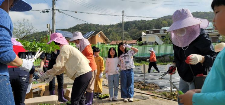 학생들이 텃밭 가꾸기 활동을 하고 있다. 광주시교육청 제공