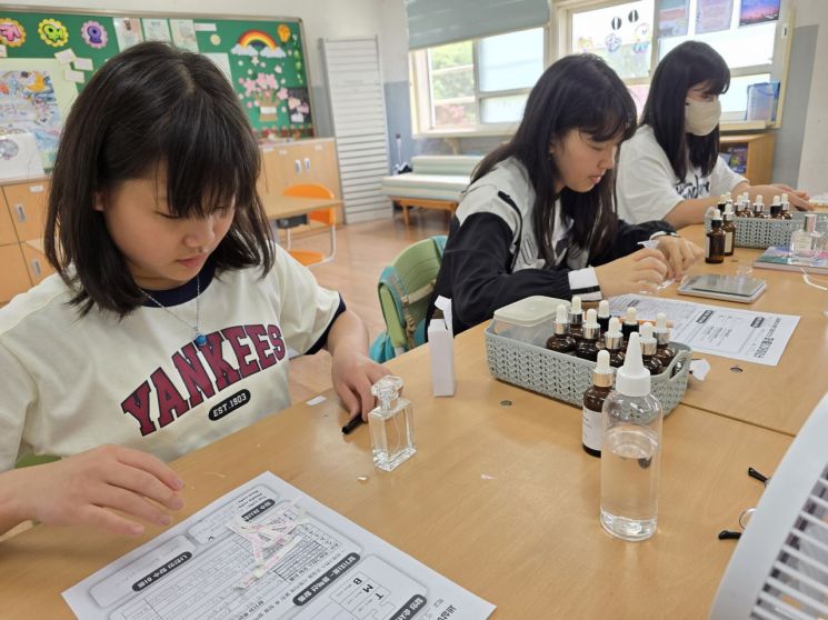학생들이 직업 체험 활동에 참여하고 있다. 광주시교육청 제공