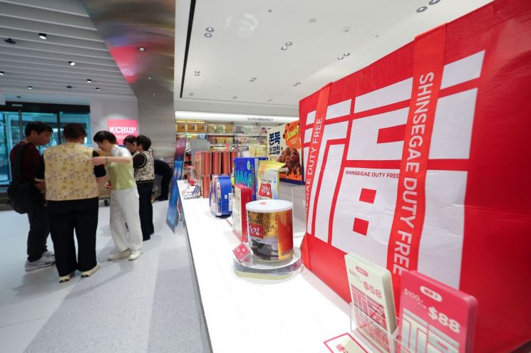 중국 단체관광객 무비자 입국 정책에 따라 주요 유통 매장들이 관광객 수요에 맞춘 행사 및 제품들을 준비하는 가운데 지난해 9월 30일 서울 중구 신세계면세점 명동점에 '복(福)' 글자가 새겨진 친환경 가방 '포춘백'이 진열되어 있다. 연합뉴스