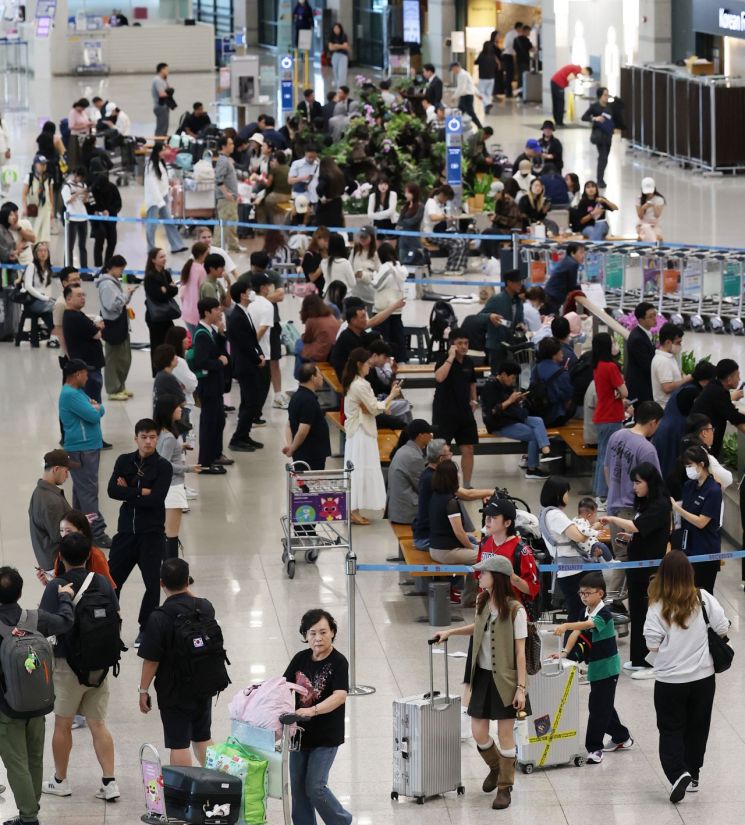 中 작년 출생아 건국이후 최소…총 인구 14억489만명 4년 연속 감소