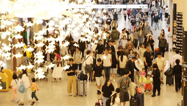 최장 열흘간의 추석 연휴 엿새째를 맞은 8일 제주국제공항 도착장이 제주를 찾은 관광객들로 붐비고 있다. 연합뉴스