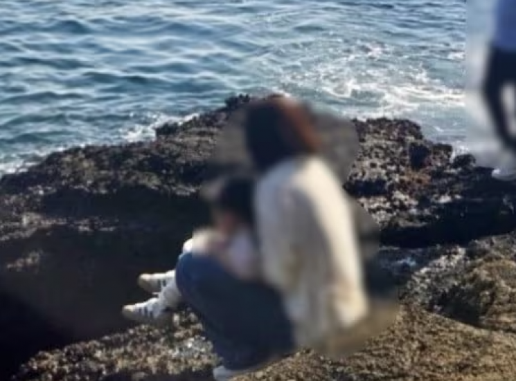 제주 용머리해안에서 포착된 민폐 외국인 관광객의 모습. 온라인 커뮤니티