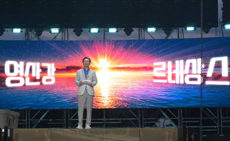 윤병태 시장이 ‘2025 나주영산강축제’ 기념사를 통해 영산강 르네상스 시대 비전을 설명하고 있다. 나주시 제공