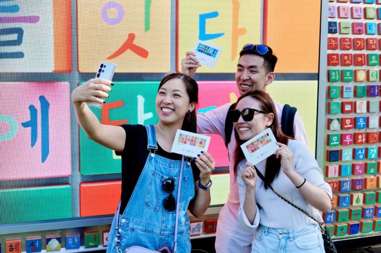 Samsung Electronics Exhibits 'Hangul Truck' at Top U.S. Universities for Hangul Day