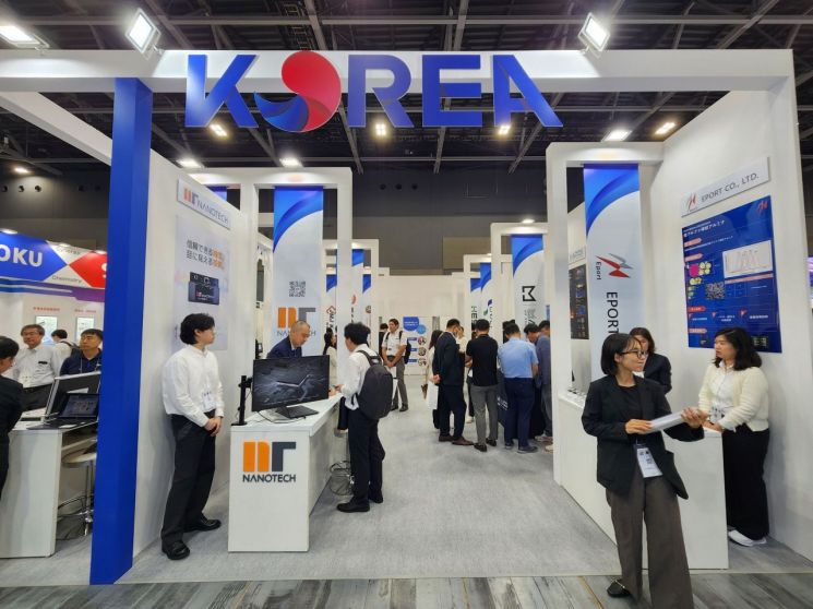 코트라는 한국나노융합산업협회, 주후쿠오카총영사관과 함께 8일부터 이틀간 일본 후쿠오카에서 ‘규슈 반도체 산업전시회 연계 수출상담회’를 열었다. 행사장 내 설치된 한국관의 모습. 코트라 제공