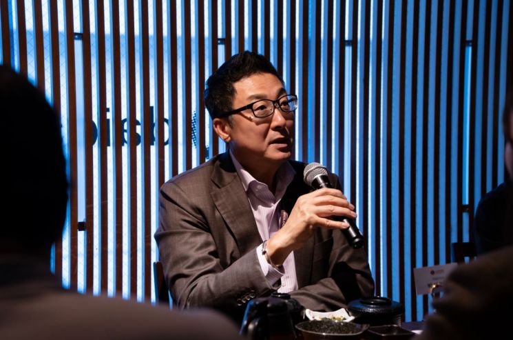 제임스박 롯데바이오로직스 대표가 9일 일본 요코하마에서 연 기자간담회에서 '바이오 재팬 2025' 참가의 취지와 성과를 설명하고 있다. 롯데바이오로직스