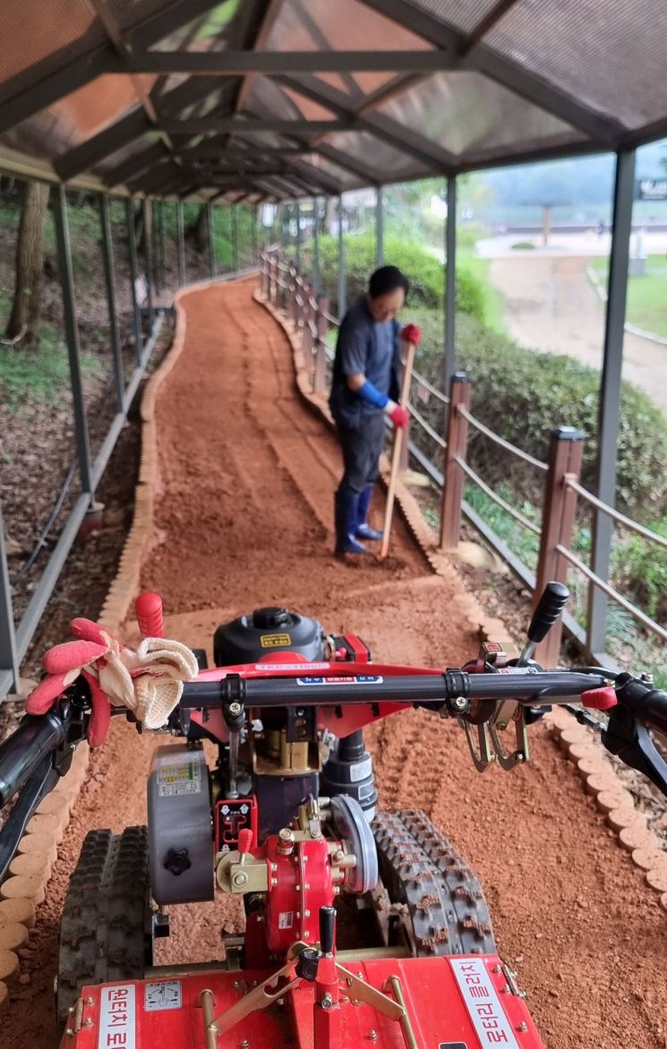 성남시, 맨발 황톳길 “폭신폭신”…10곳 흙 뒤집기 작업