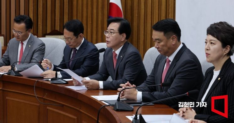 송언석 국민의힘 원내대표가 10일 국회에서 열린 국정감사 대책회의에서 발언하고 있다. 2025.10.10 김현민 기자