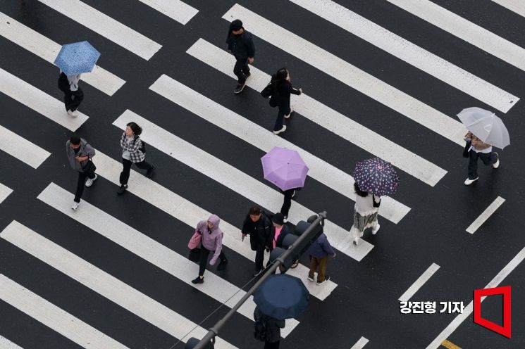 서울 중구 태평로1가에서 직장인들이 출근길에 오르고 있는 모습. 강진형 기자
