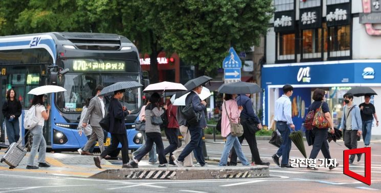 [포토] 연휴 마친 뒤 출근길 나선 직장인들