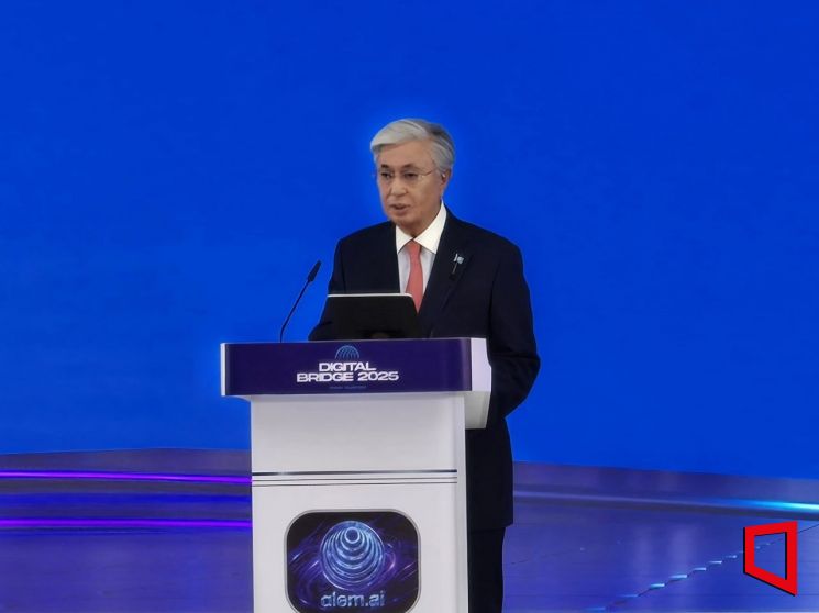 카심-조마르트 토카예프 카자흐스탄 대통령이 지난 2일(현지시간) 수도 아스타나에서 열린 '디지털 브리지 포럼 2025' 개막식에서 인사말을 하고 있다. 노경조 기자